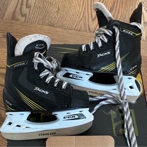 CCM Tacks 2052 Youth Hockey Skates - Skate Size 7 Toddler Shoes Size 8.5